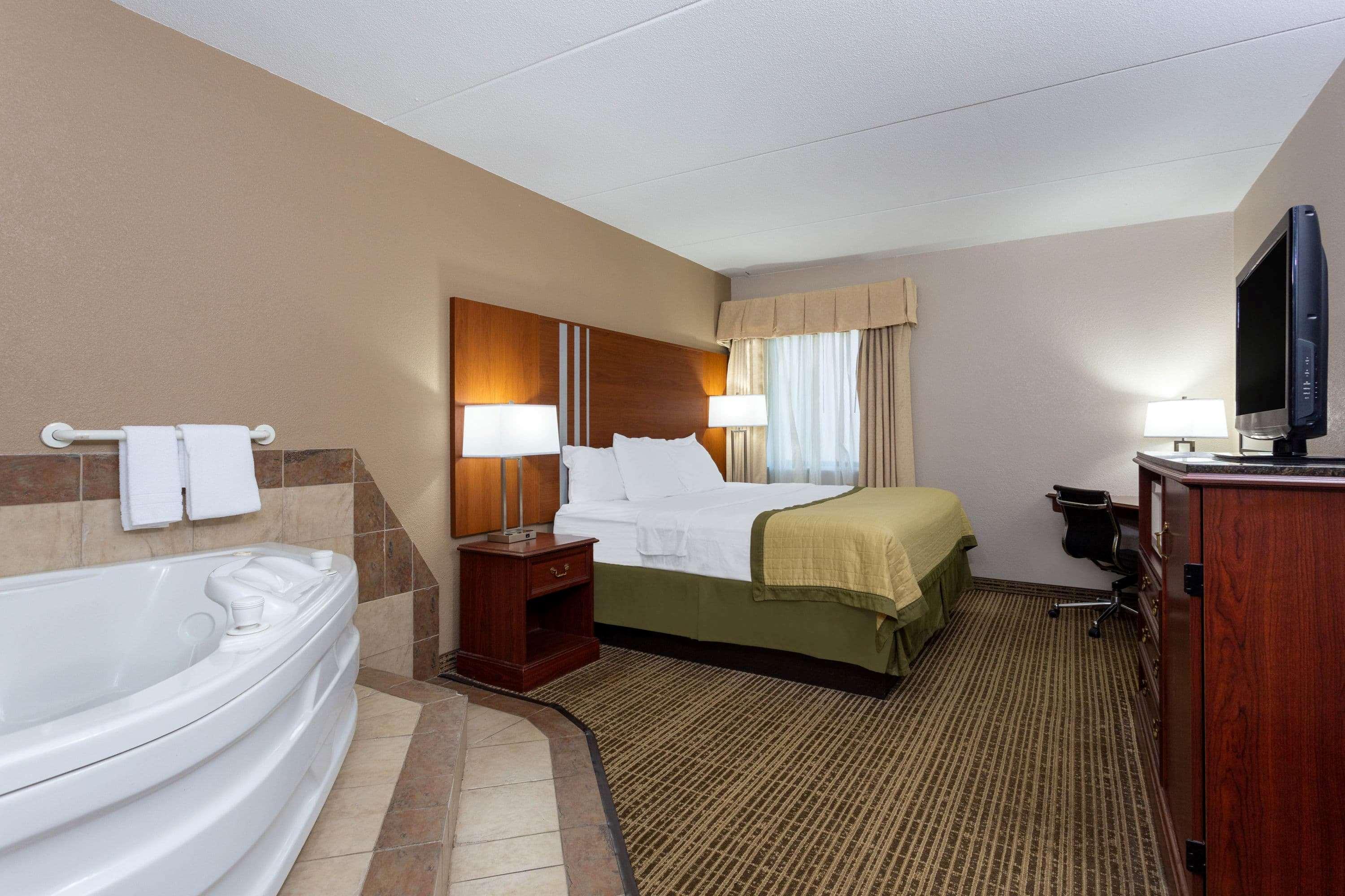 Baymont By Wyndham Elkhart Hotel Exterior foto