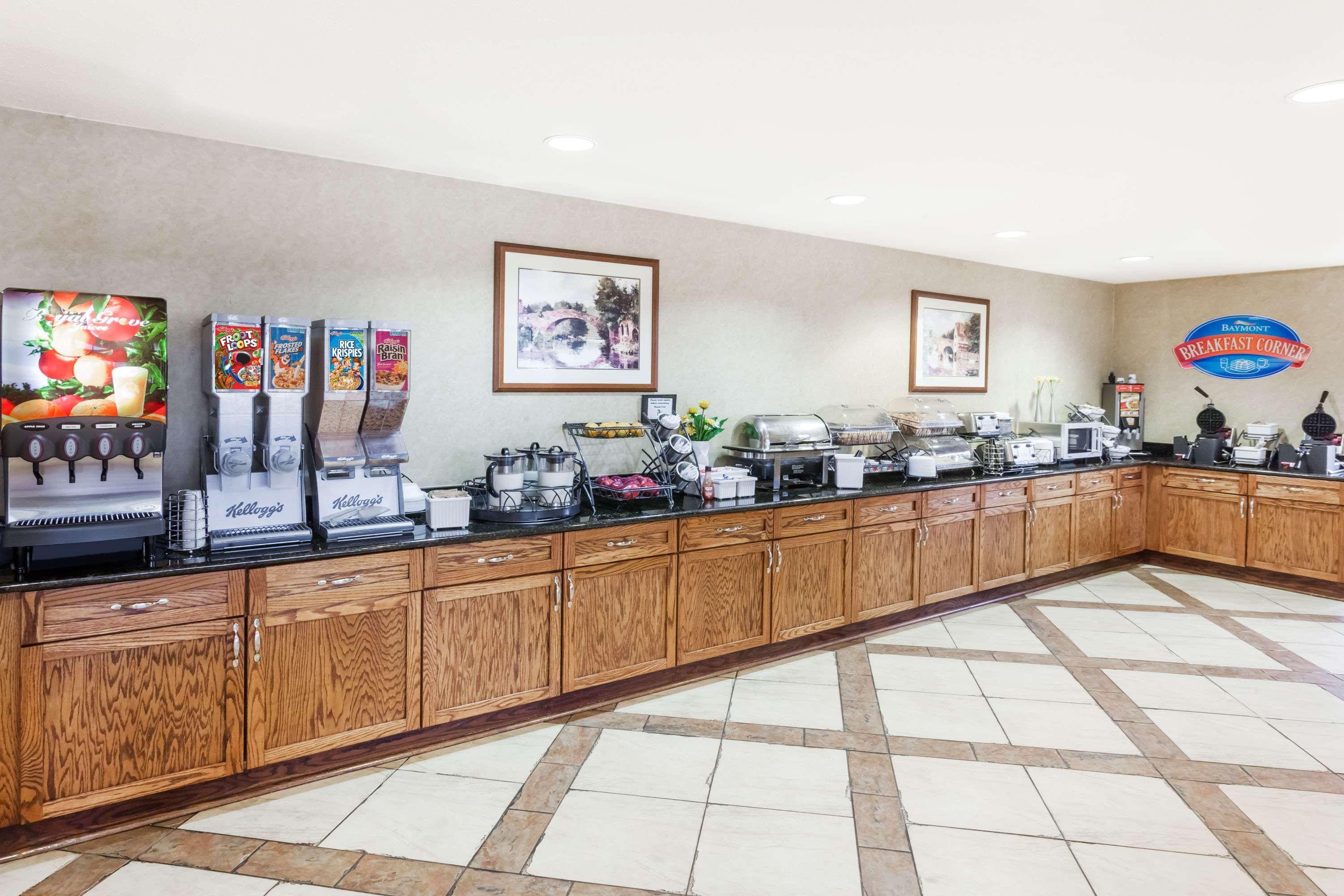 Baymont By Wyndham Elkhart Hotel Exterior foto