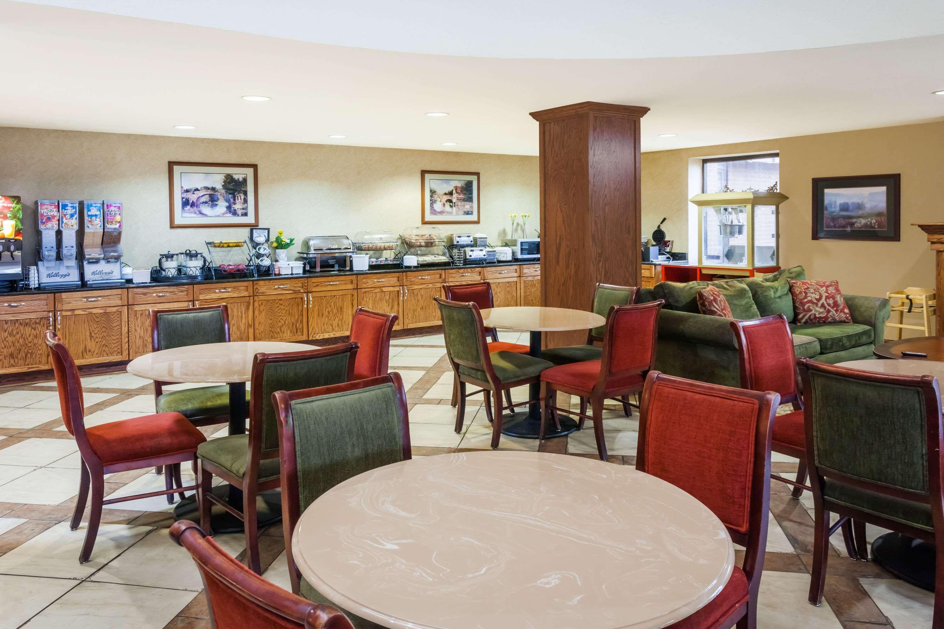 Baymont By Wyndham Elkhart Hotel Exterior foto